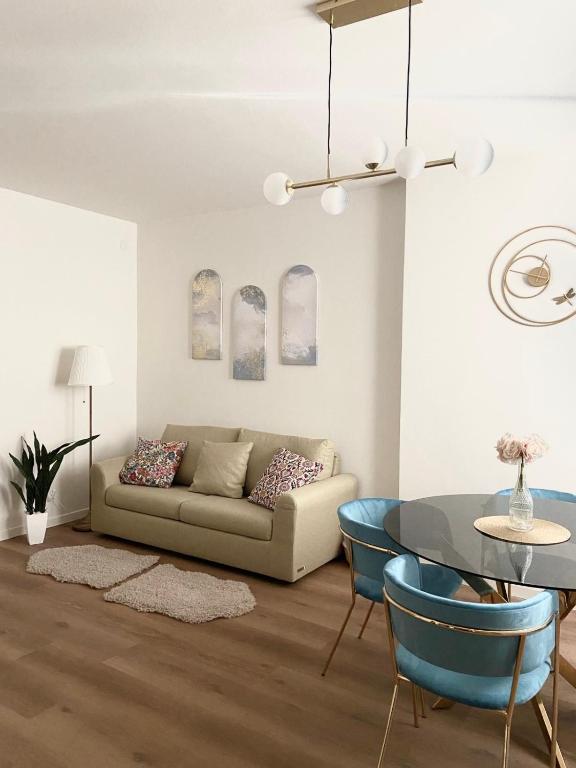 a living room with a couch and a table at LA MAR Apartment Treviso in Treviso