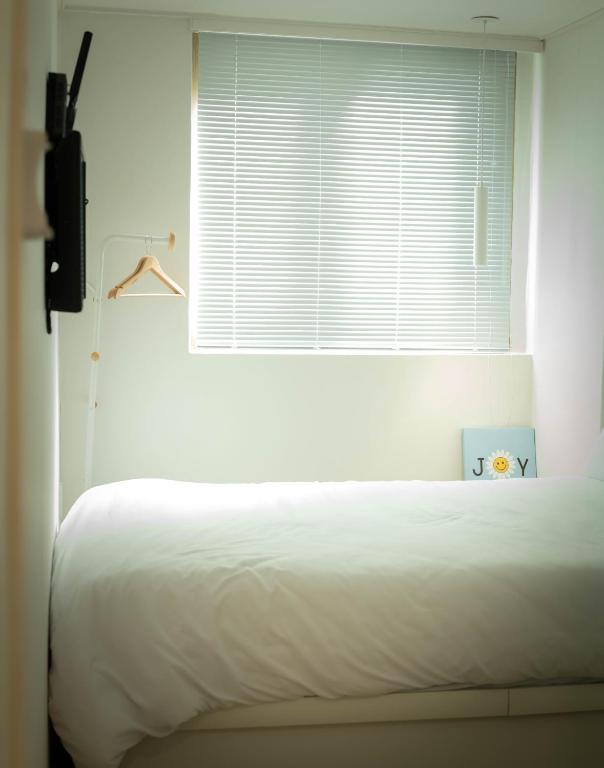Postel nebo postele na pokoji v ubytování Busan Circle Stay Hotel