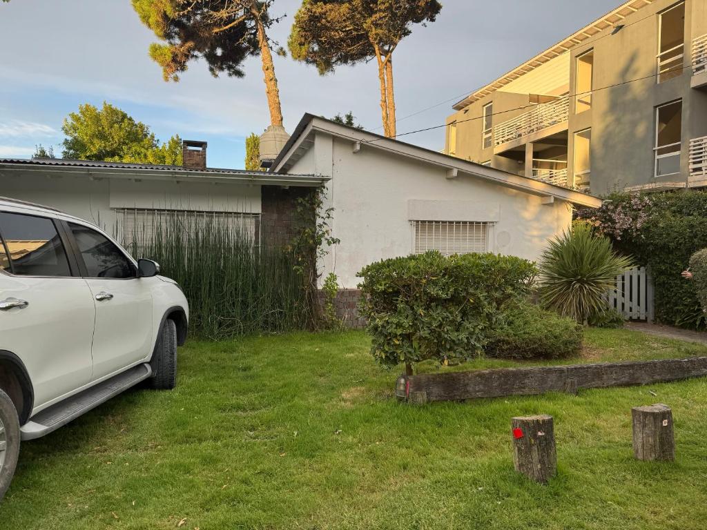 ein weißes Auto, das vor einem Haus parkt in der Unterkunft Casa playa Valeria in Valeria del Mar