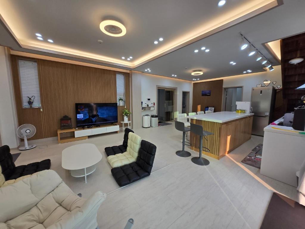 TV a/nebo společenská místnost v ubytování Daori Pension
