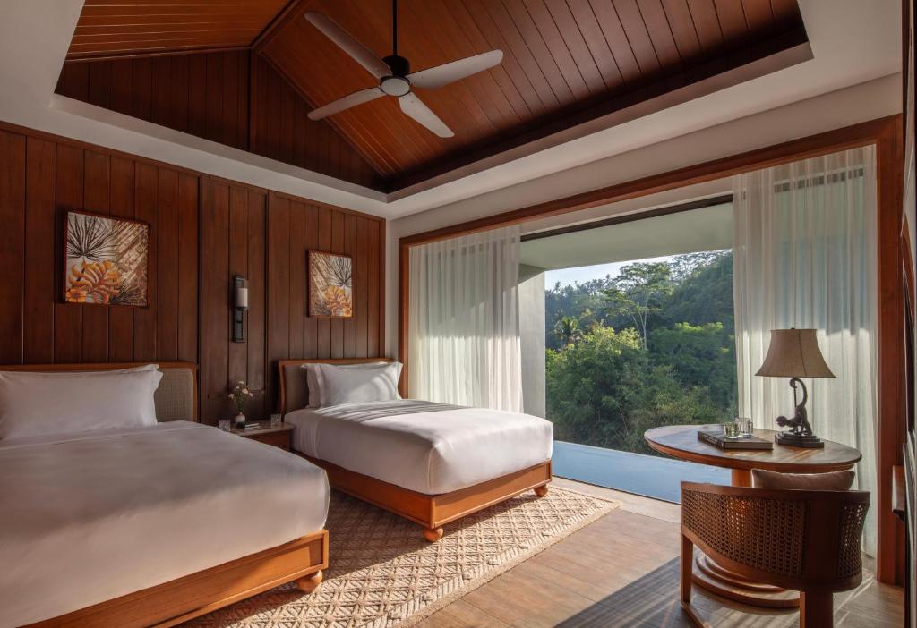 Postel nebo postele na pokoji v ubytování Anantara Ubud Bali Resort