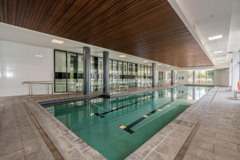 Hồ bơi trong/gần Bright 2-Bed Flat Near City Amenities