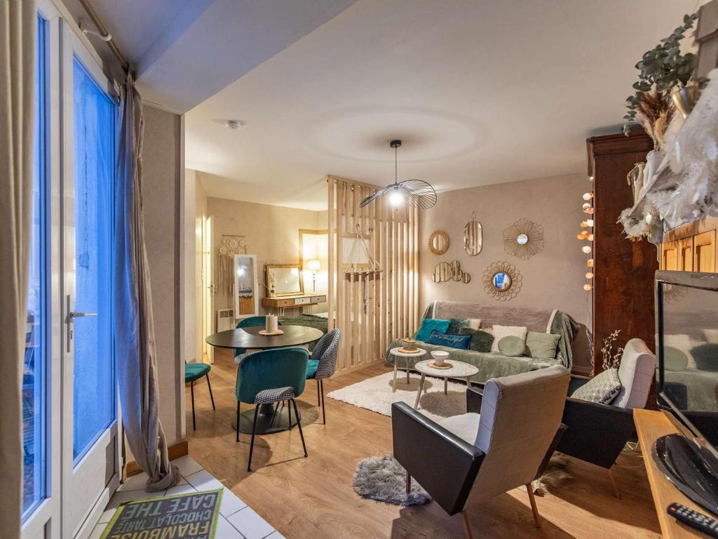 un salon avec un canapé et une table dans l'établissement Studio central 2-4 pers, terrasse équipée, proche thermes et randos - FR-1-401-311, à Cauterets