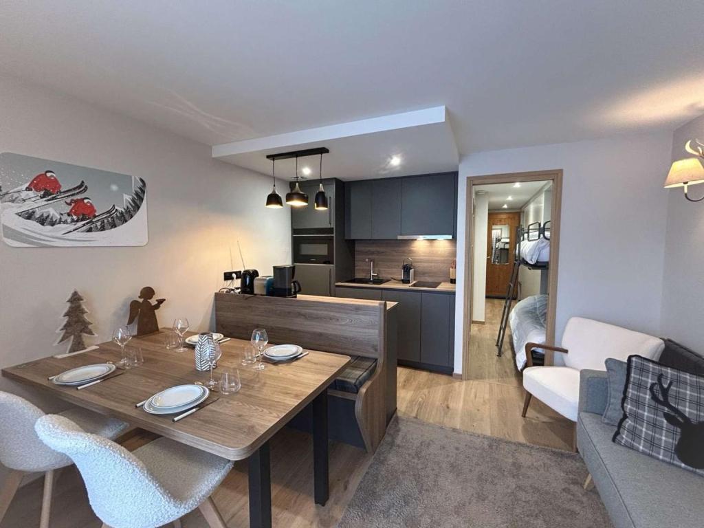 Il comprend un salon avec une table à manger et une cuisine. dans l'établissement Appartement moderne, proche pistes, 4 pers, Wi-Fi, linge inclus - FR-1-180-650, à Les Allues