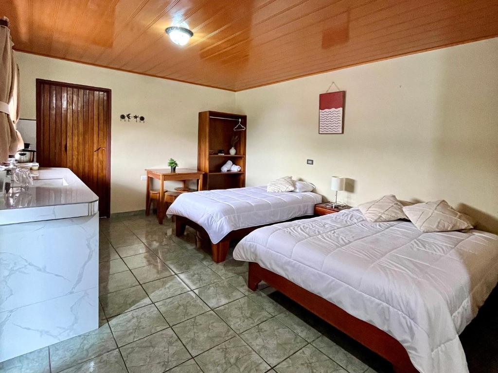 Postel nebo postele na pokoji v ubytování Los Tucanes Lodging