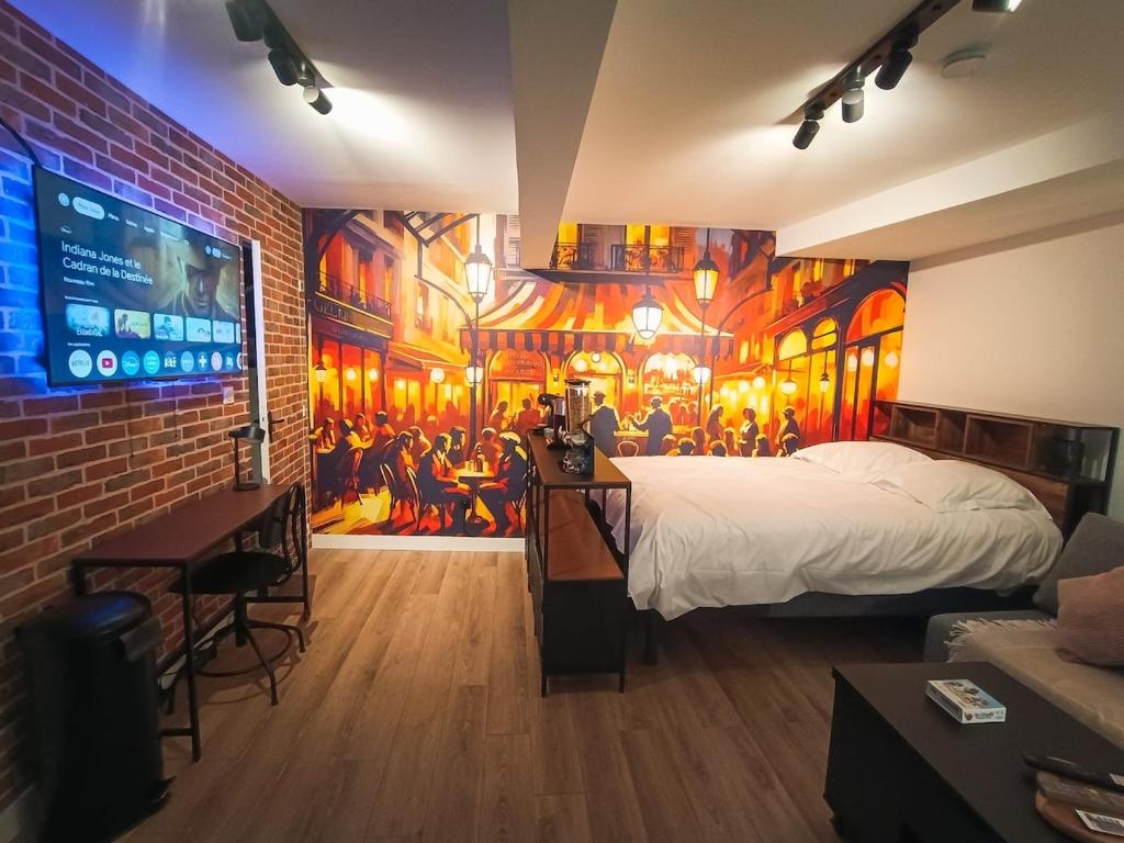- une chambre avec un grand lit et une grande télévision dans l'établissement Studio de Charme Quartier Carmes, à Toulouse