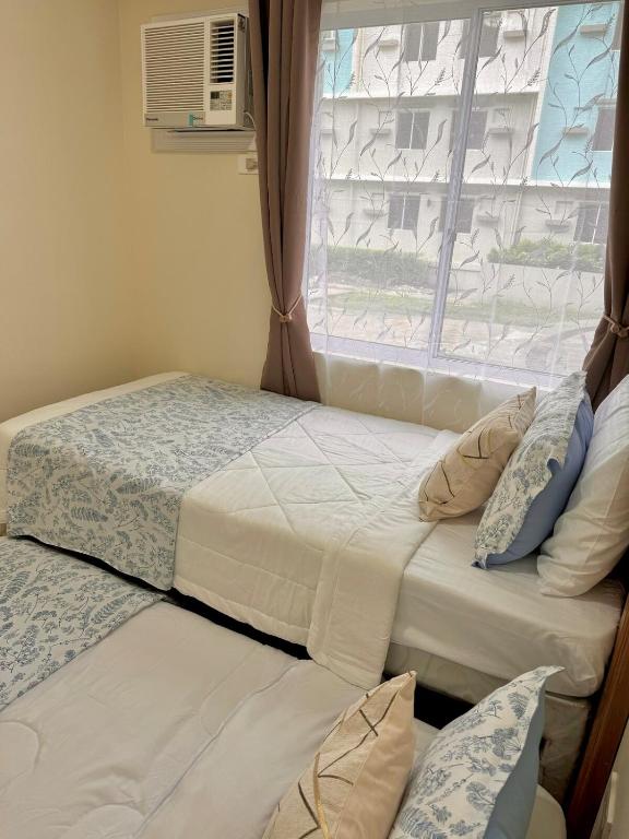 Postel nebo postele na pokoji v ubytování Lene Condominium Unit Rental