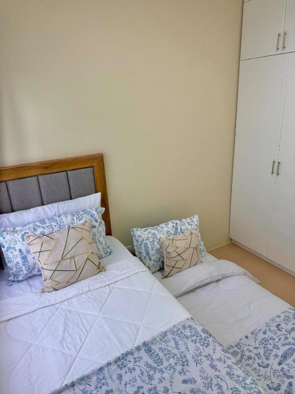 Postel nebo postele na pokoji v ubytování Lene Condominium Unit Rental