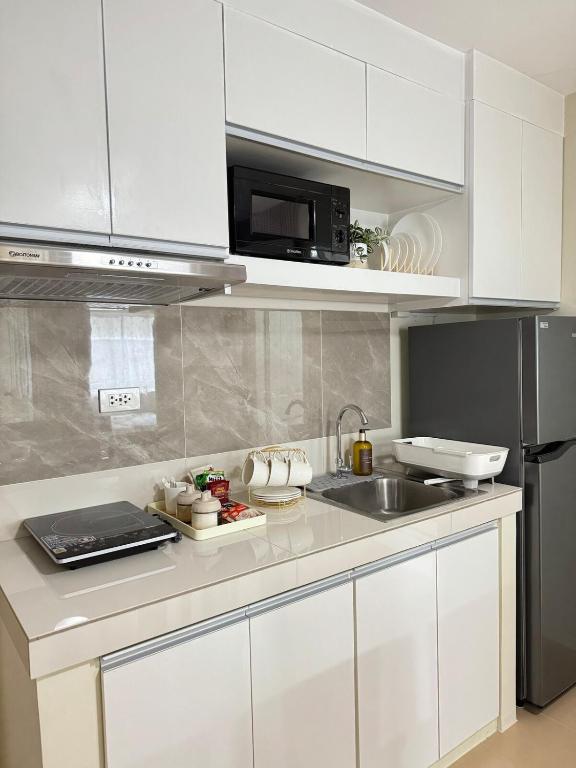 Kuchyň nebo kuchyňský kout v ubytování Lene Condominium Unit Rental