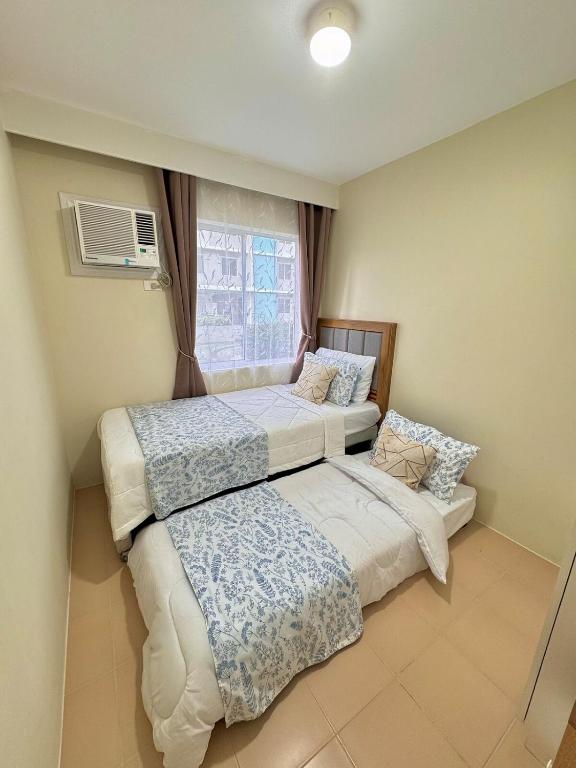 Postel nebo postele na pokoji v ubytování Lene Condominium Unit Rental