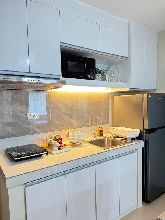 Kuchyň nebo kuchyňský kout v ubytování Lene Condominium Unit Rental
