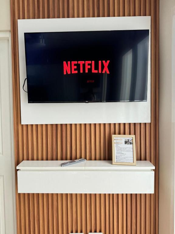 TV a/nebo společenská místnost v ubytování Lene Condominium Unit Rental