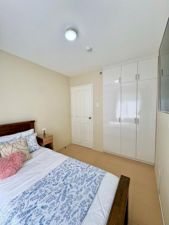 Postel nebo postele na pokoji v ubytování Lene Condominium Unit Rental