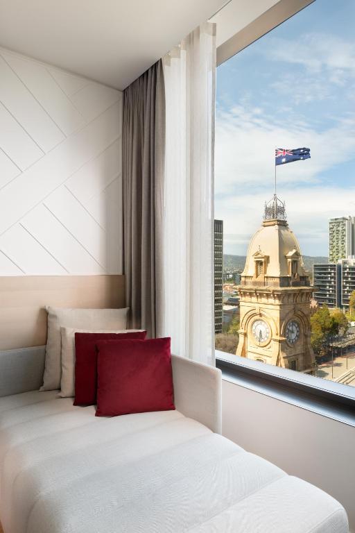 Postel nebo postele na pokoji v ubytování Adelaide Marriott Hotel