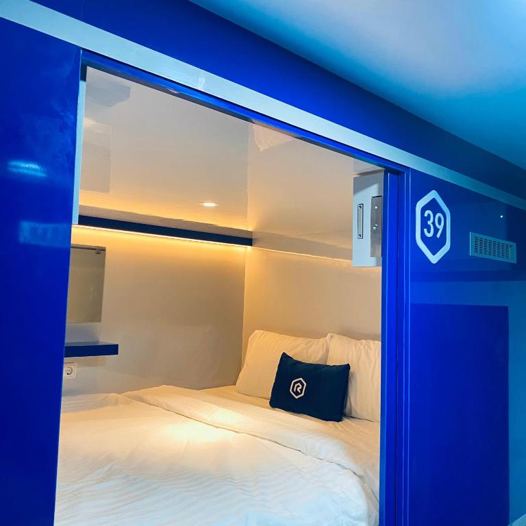 Postel nebo postele na pokoji v ubytování Rosalyne Sleepbox Malioboro 3