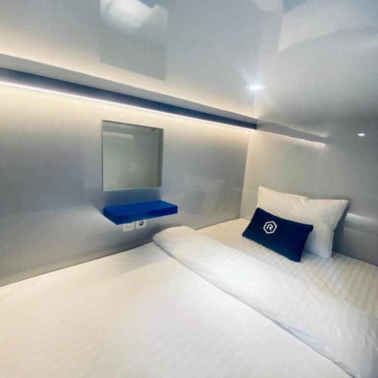 Postel nebo postele na pokoji v ubytování Rosalyne Sleepbox Malioboro 3