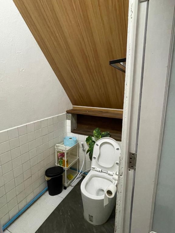 Ένα μπάνιο στο CozyHouse Korat