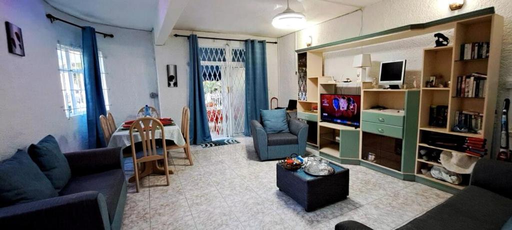 Μια τηλεόραση ή/και κέντρο ψυχαγωγίας στο Villacool - Lot No 1 - Résidence Le Tamier