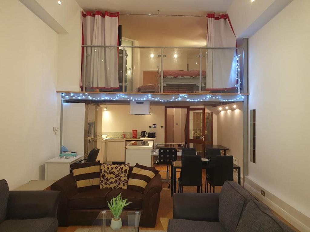 ein Wohnzimmer mit 2 Sofas und einem Esszimmer in der Unterkunft City Centre Most Central Location - New York Style 2 Double Bedrooms Apartment with 6 Proper Beds - most Central Location by the Xmas Market and Nightlife - Two Bathrooms and Kitchen - Parking for Cars and High Top Vans from Five Pounds a Day in Nottingham