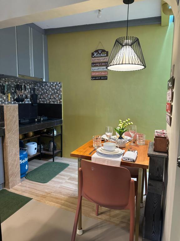 Kuchyň nebo kuchyňský kout v ubytování MisyEdz Homes Clark Dau
