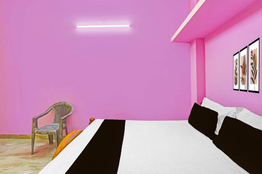 Postel nebo postele na pokoji v ubytování Hotel O Sai Residency