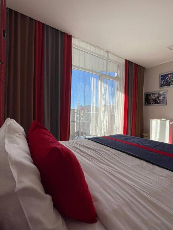Postel nebo postele na pokoji v ubytování Rock Hotel First Line