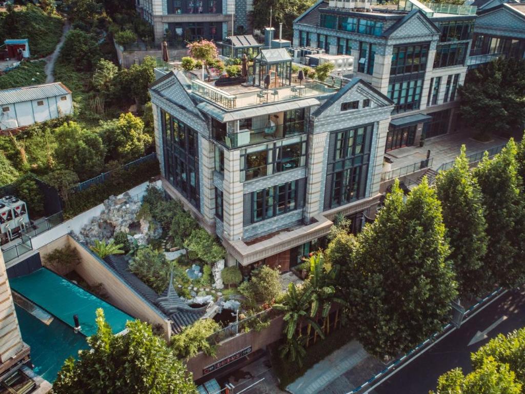重庆The Boutique Hotel with Authentic Antique Collection & Suzhou Garden的带游泳池的建筑的鸟瞰图