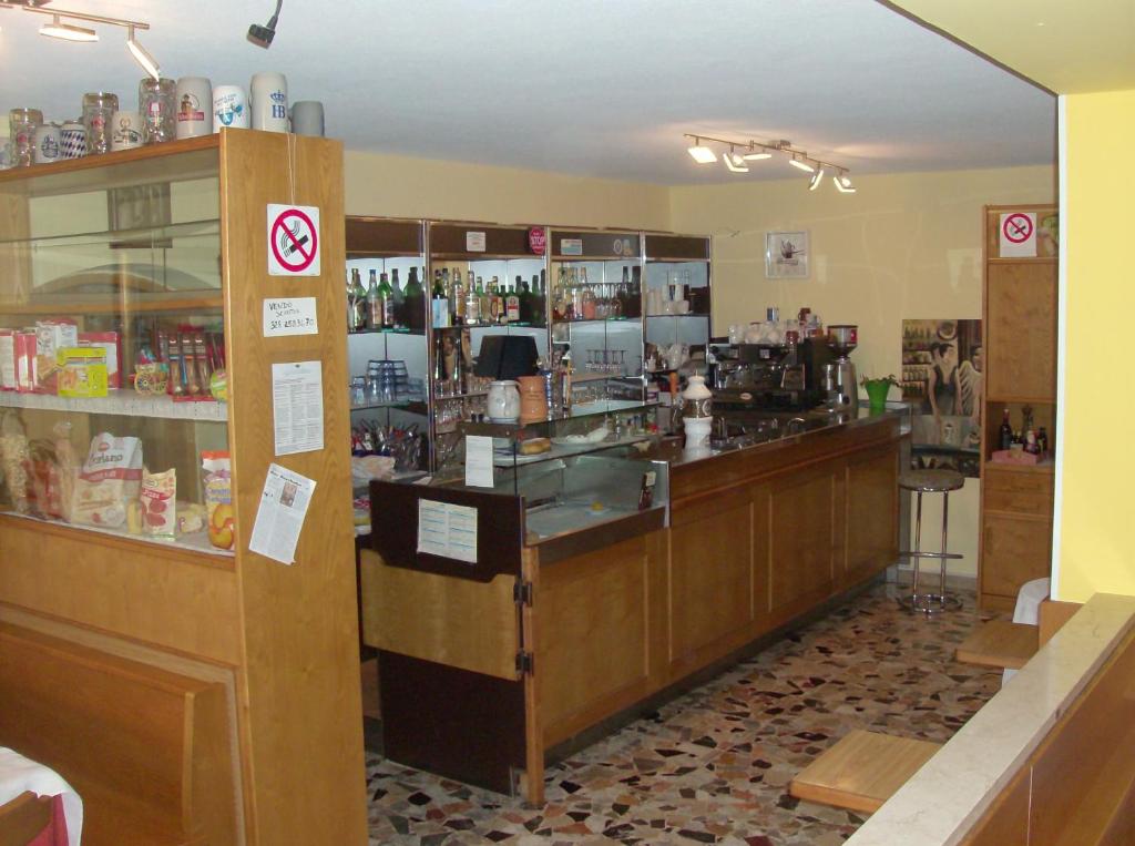 Lounge nebo bar v ubytování Gasthaus Pension Flora an der Weinstrasse