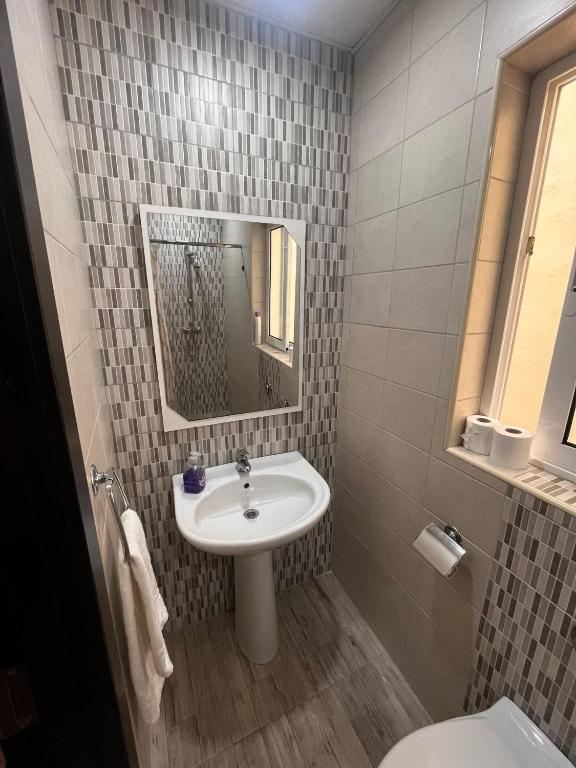 Koupelna v ubytování Sliema Comfort Retreat Quiet 1 Bedroom for 4 people with Self CheckIn
