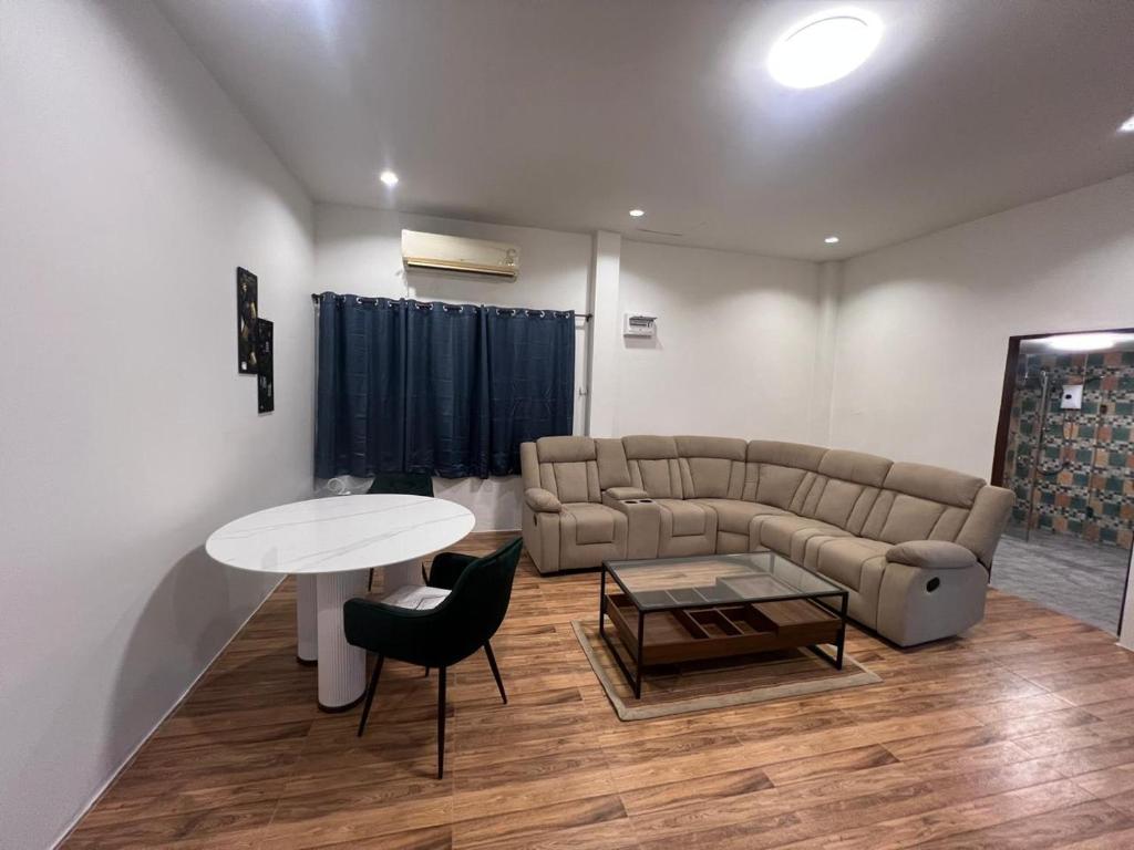 una sala de estar con un sofá y una mesa en Nine Blue 4 BD Villa, en Pattaya South