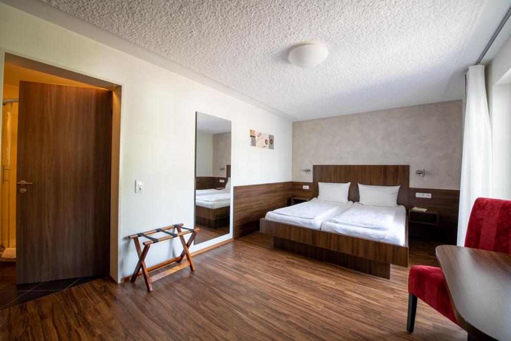 Postel nebo postele na pokoji v ubytování Garni Hotel Henn