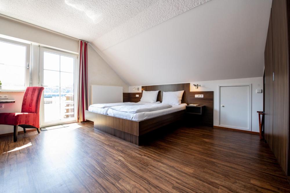 Postel nebo postele na pokoji v ubytování Garni Hotel Henn