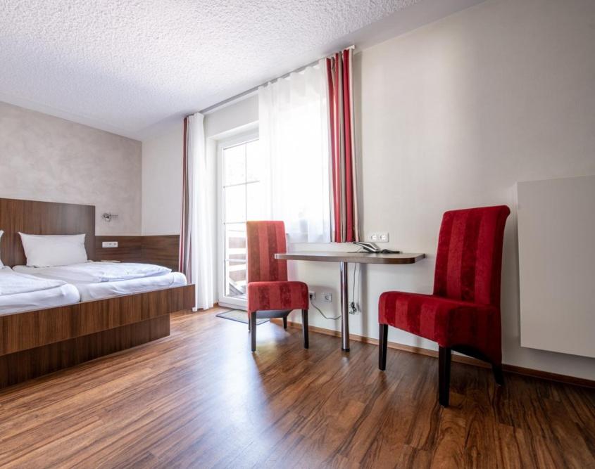 Postel nebo postele na pokoji v ubytování Garni Hotel Henn