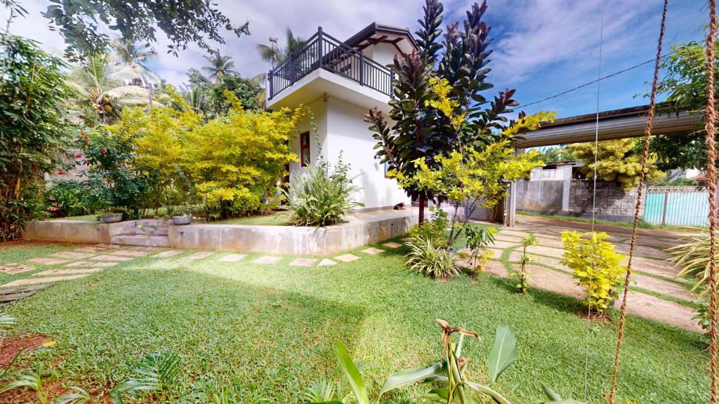 Zahrada ubytování 3 Bedroom Quiet Coastal House few steps from the stunning beach