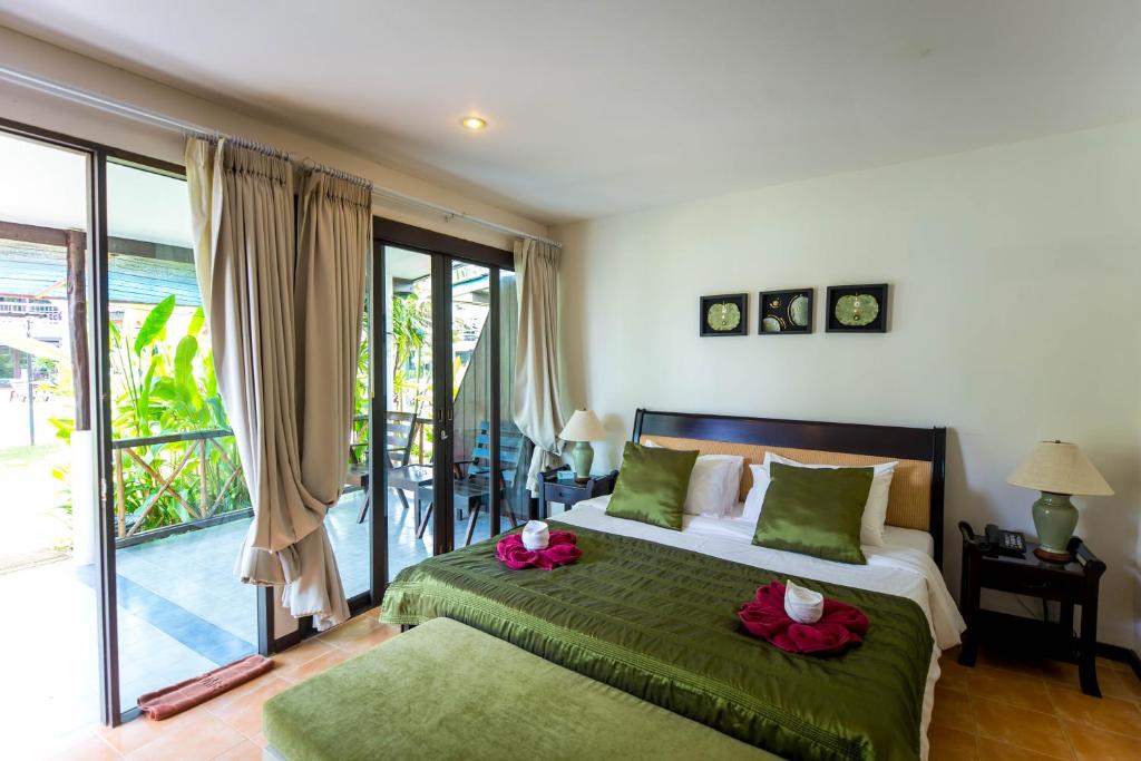 Postel nebo postele na pokoji v ubytování the ocean resort samui