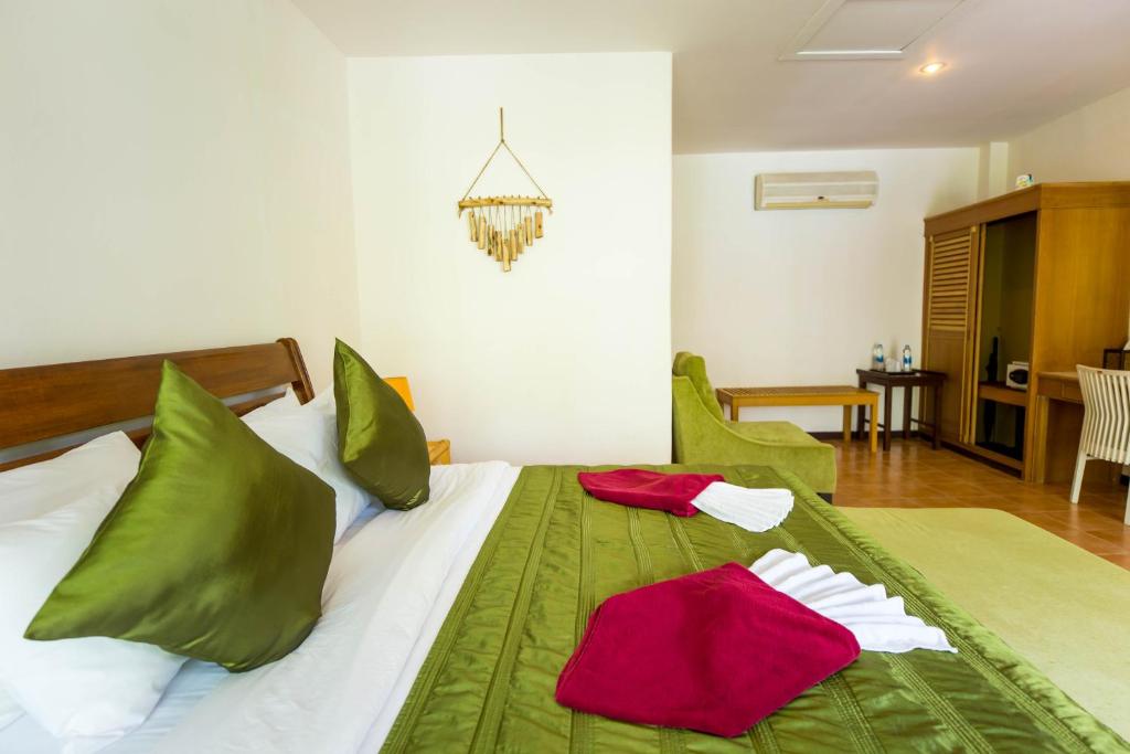 Postel nebo postele na pokoji v ubytování the ocean resort samui