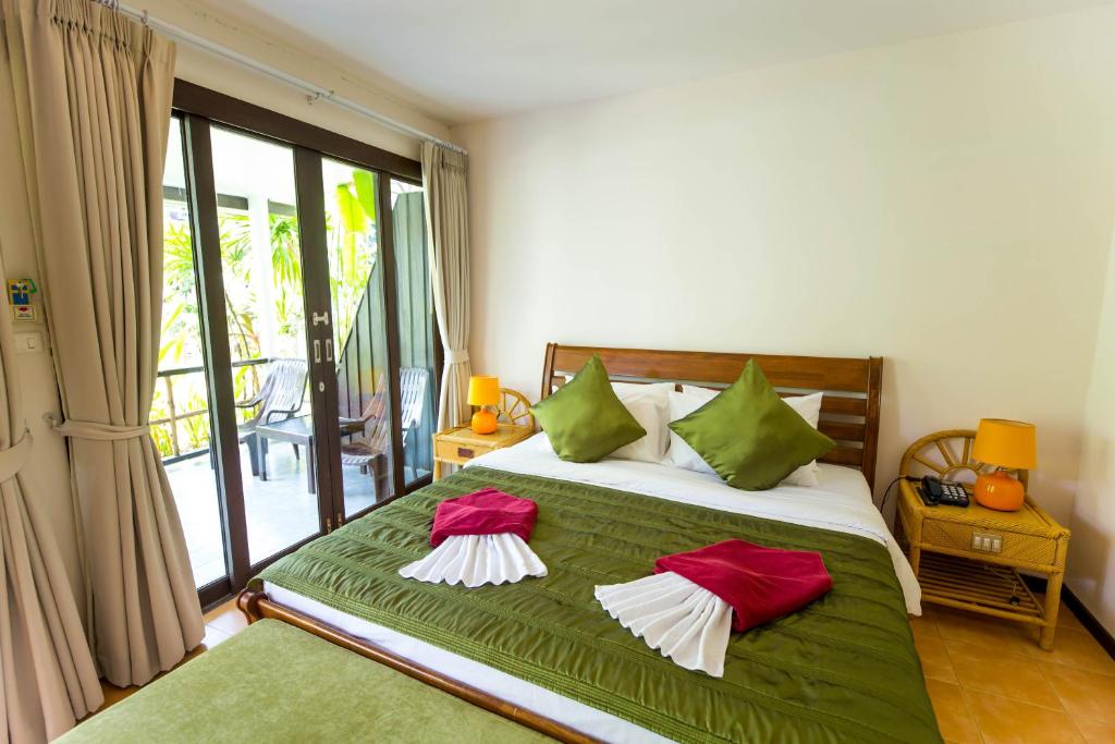 Postel nebo postele na pokoji v ubytování the ocean resort samui