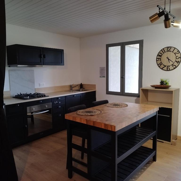 Kuchnia lub aneks kuchenny w obiekcie Camping des Tourbières - Gîtes