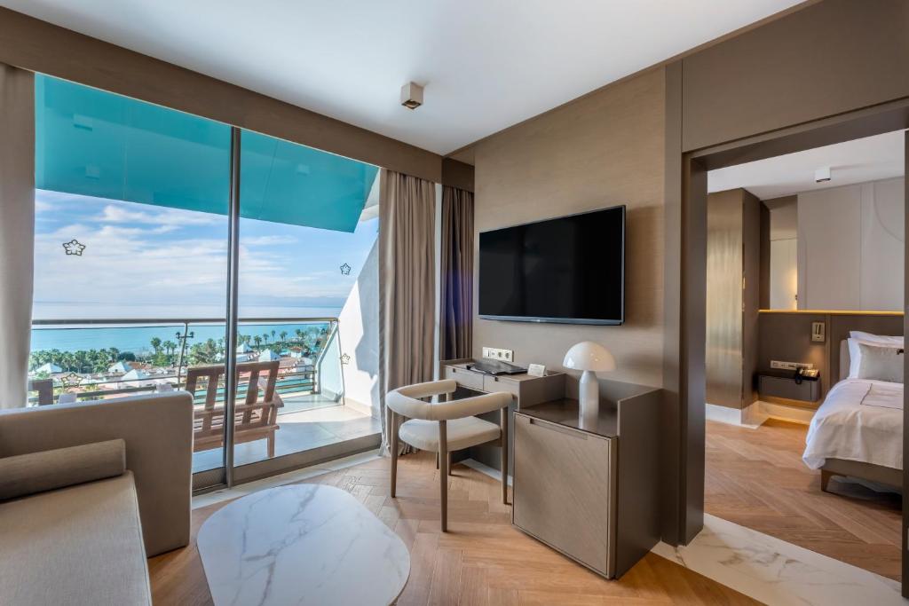 TV a/nebo společenská místnost v ubytování Side Star Elegance Hotel - Ultra All Inclusive