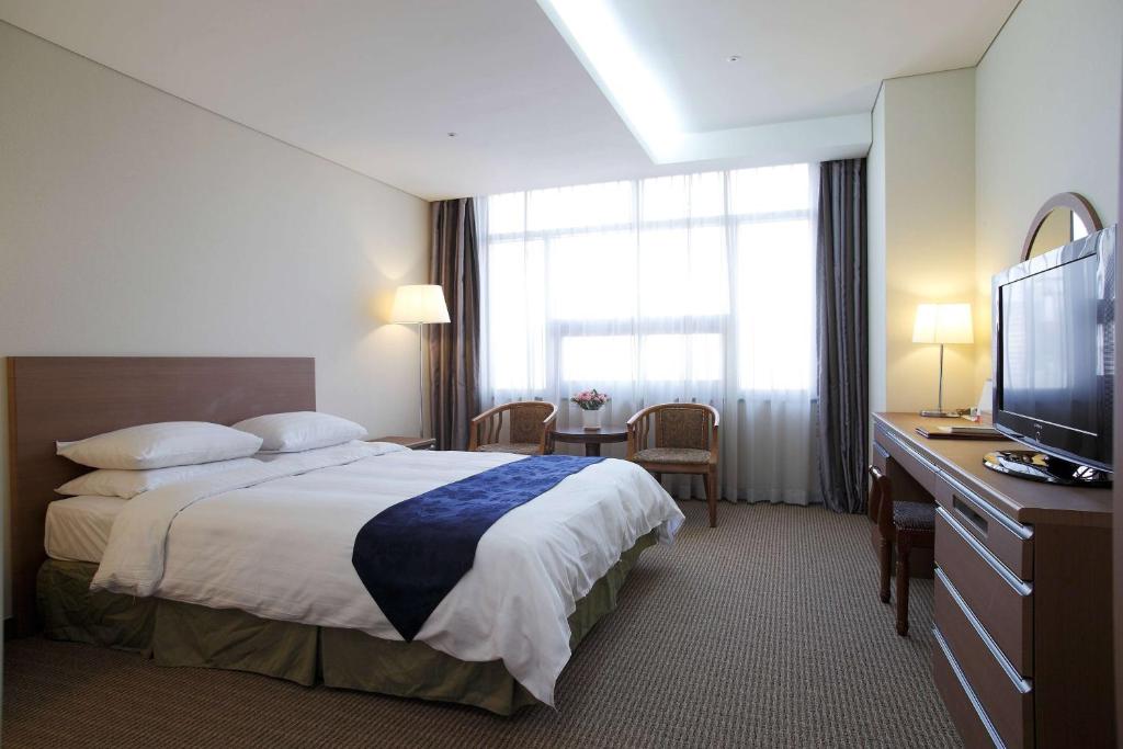 Postel nebo postele na pokoji v ubytování Ramada by Wyndham Dongtan