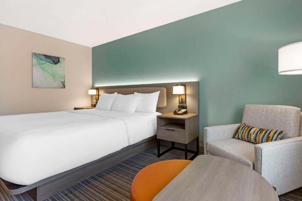Postel nebo postele na pokoji v ubytování Comfort Suites at Tucson Mall