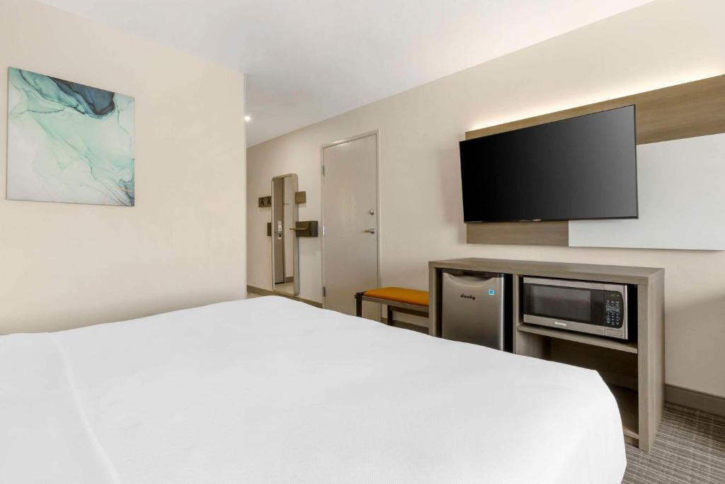 Kuchyň nebo kuchyňský kout v ubytování Comfort Suites at Tucson Mall