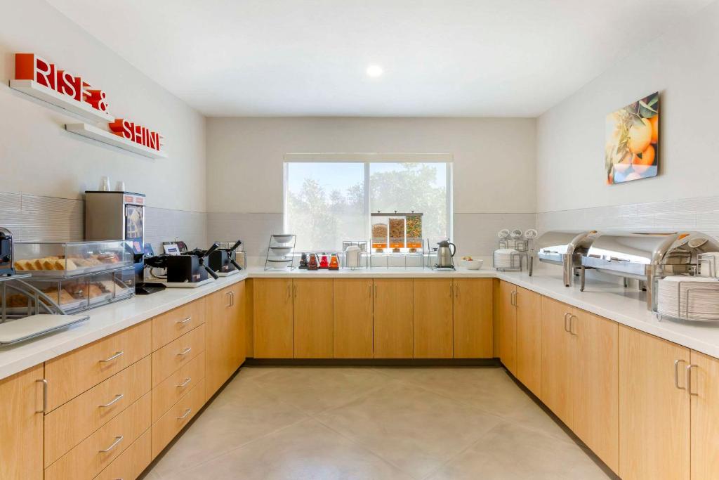 Kuchyň nebo kuchyňský kout v ubytování Comfort Suites at Tucson Mall