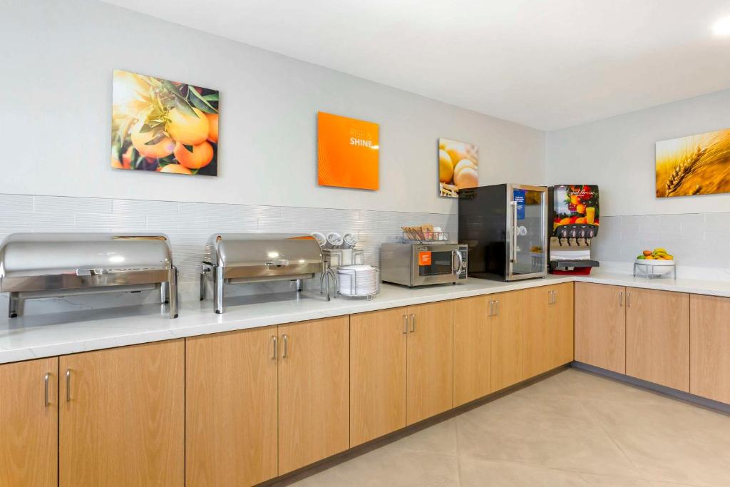 Kuchyň nebo kuchyňský kout v ubytování Comfort Suites at Tucson Mall
