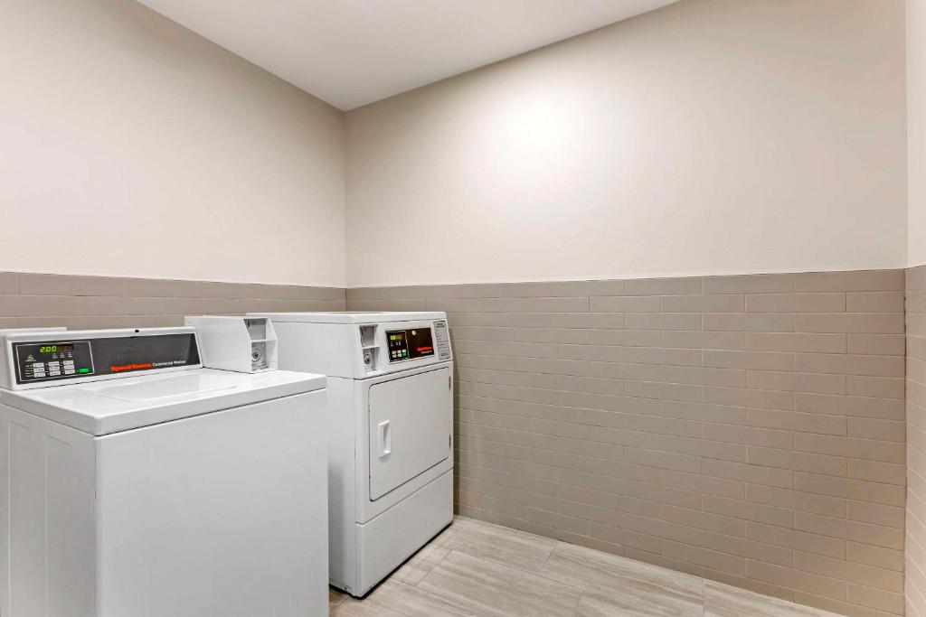 Kuchyň nebo kuchyňský kout v ubytování Comfort Suites at Tucson Mall