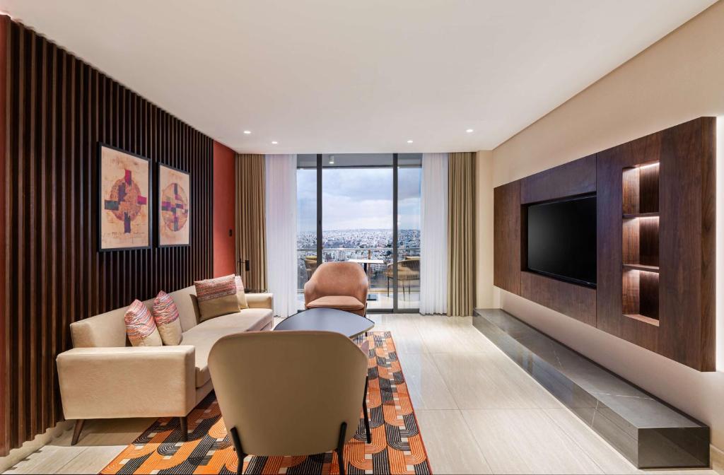 Doubletree By Hilton Amman Hotel & Residences - Suite King De Un Dormitorio Con Balcón