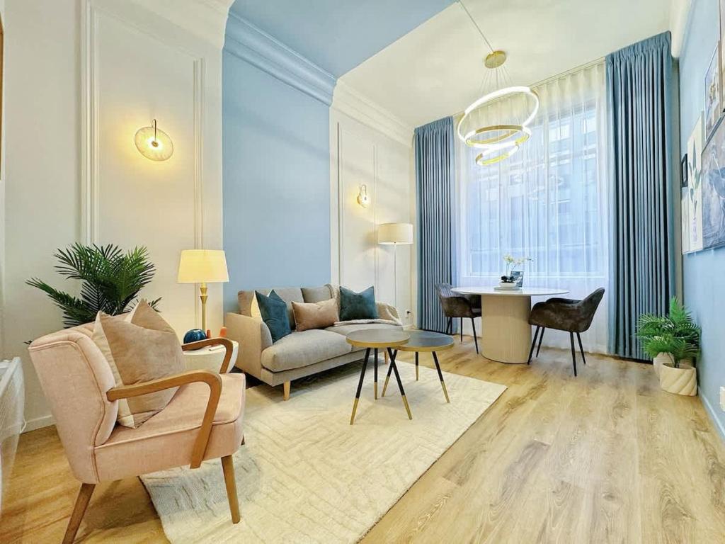 una sala de estar con un sofá y una mesa en Modern Elegance - CBD Luxury 1BR on Central Queen St, en Auckland