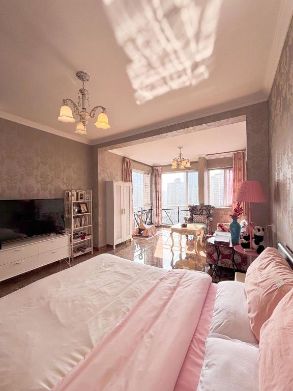 重庆Xiao Yu Residential Apartment Near Jiefangbei and Hongya Cave的一间带大床的大卧室和一间客厅