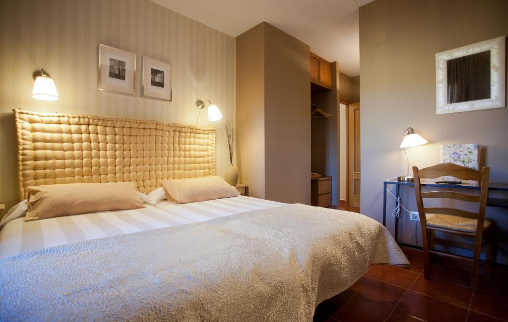 En eller flere senger på et rom på Hotel Rural El Yantar de Gredos