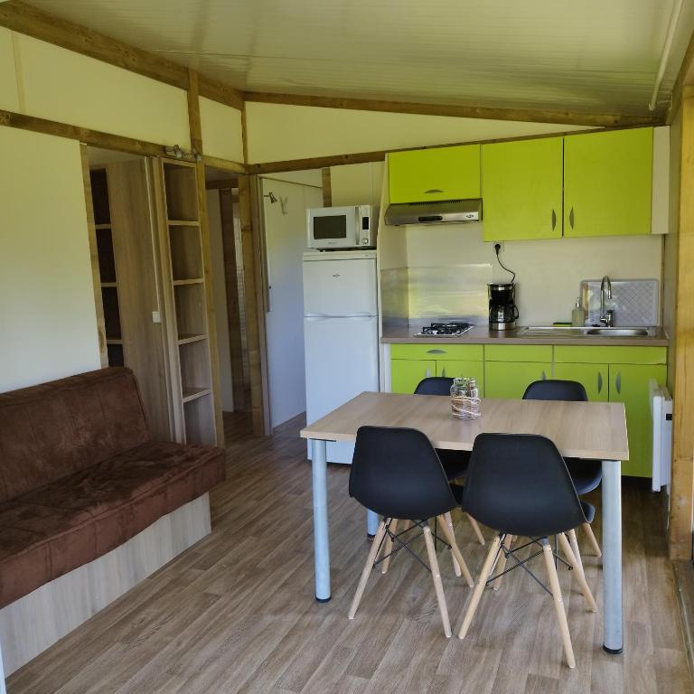 Kuchnia lub aneks kuchenny w obiekcie Camping des Tourbières - Gîtes